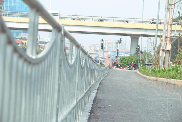 Hành rào sắt được dựng lên dọc tuyến đường nằm cạnh bờ sông tạo cảm giác an toàn cho người tham gia giao thông.