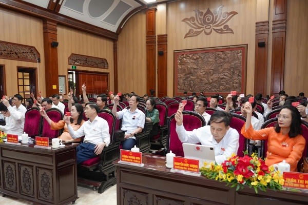 Các đại biểu HĐND tỉnh đã biểu quyết thông qua 9 nghị quyết của Kỳ họp.