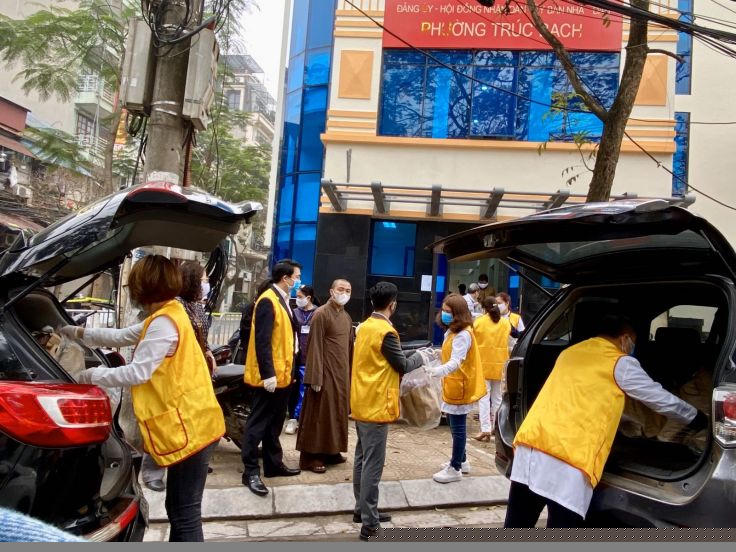 Trao tặng nhu yếu phẩm