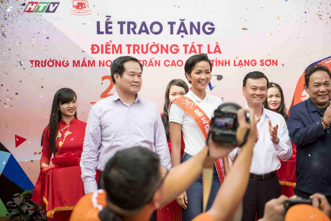 Hoa hậu H'hen Niê trao trường mầm non tại tỉnh Lạng Sơn