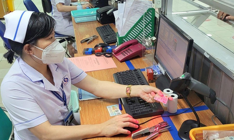 Người dân dùng thẻ BHYT điện tử thay cho thẻ giấy