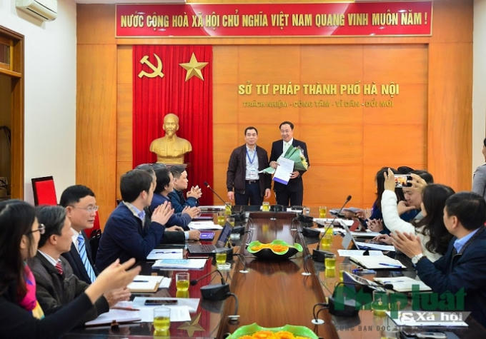 Giám đốc Sở Tư pháp TP Hà Nội Ngô Anh Tuấn thừa ủy quyền của Chủ tịch UBND TP Hà Nội trao Quyết định Tổng Biên tập cho đồng chí Nguyễn Xuân Khánh.