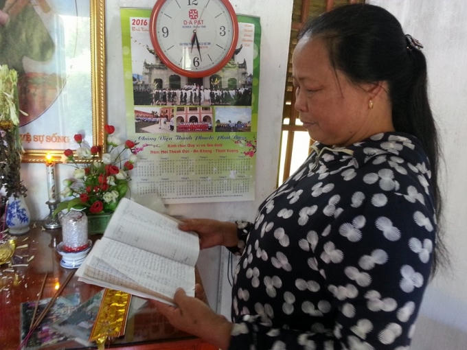 Bà Nguyệt đang mở quyển sách đặt tên cho các thai nhi