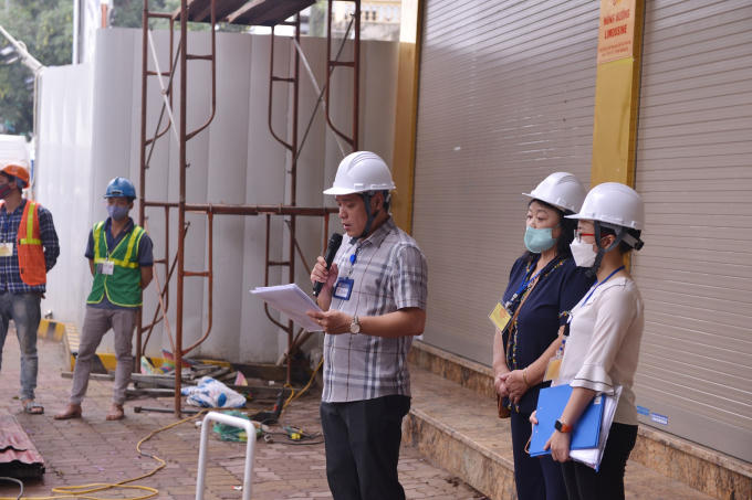 Đúng 8 giờ ngày 25/5, đại diện UBND Quận Đống Đa đọc quyết định cưỡng chế đối với công trình vi phạm