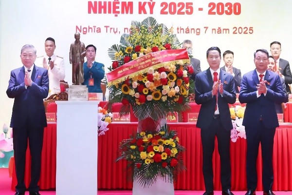 Tổng Bí thư Tô Lâm tặng hoa chúc mừng Đại hội.