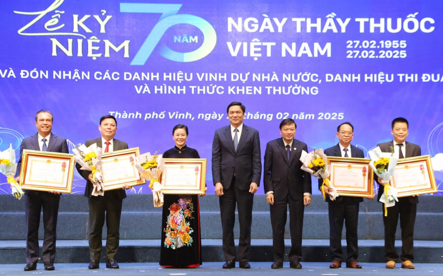 Thừa ủy quyền, lãnh đạo tỉnh Nghệ An trao Huân chương Lao động hạng Nhì cho 2 tập thể và Huân chương Lao động hạng Ba cho 3 cá nhân.