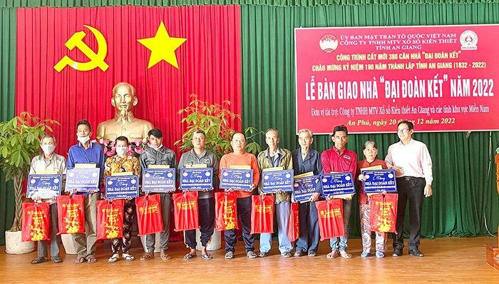 Lễ bàn giao nhà Đại đoàn kết cho người dân.