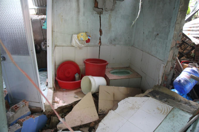 Nhiều vật dụng trong nhà bị vùi lấp.