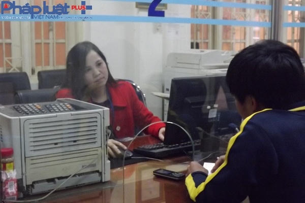 Chị Nguyễn Thị Hương Giang  trao đổi với PV về ngày làm việc đầu tiên của năm mới.