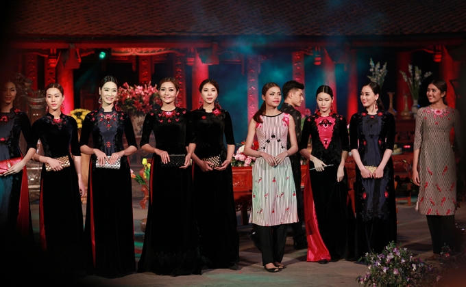 Người mẫu trình diễn bộ sưu tập áo dài Hoa Ti Gôn.