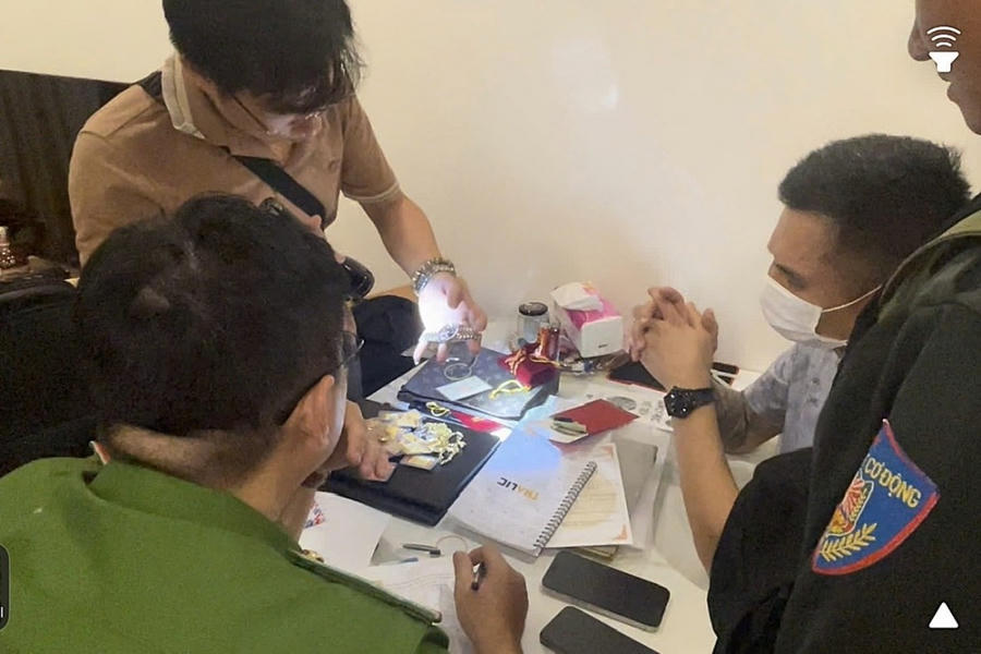 Cơ quan chức năng thu giữ tang vật.
