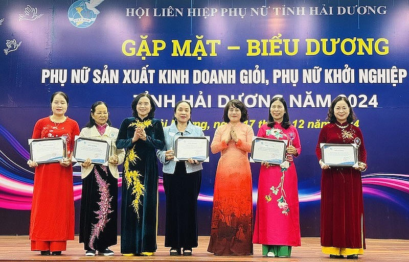 Bà Nguyễn Thị Ngọc Bích, Phó Chủ tịch thường trực HĐND tỉnh Hải Dương và Chủ tịch Hội liên hiệp phụ nữ tỉnh Hải Dương trao giấy chứng nhận cho đại diện các tập thể được vinh danh tại chương trình