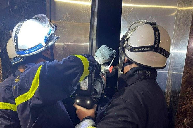 Hiện trường cứu người bị kẹt thang máy.