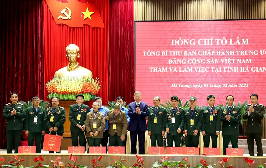 Tổng Bí thư Tô Lâm và Bộ trưởng Bộ Quốc phòng, Bộ trưởng Bộ Công an tặng quà người có công. (Ảnh: BHG).