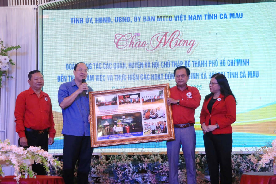 Nguyễn Hồ Hải - Bí thư Tỉnh ủy Cà Mau, nhận quà tri ân của Hội Chữ Thập đỏ TP. HCM.