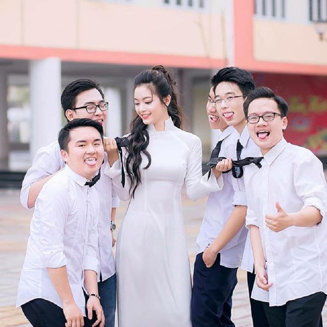 Tố Anh và những người bạn chụp ảnh kỷ yếu trước khi ra trường