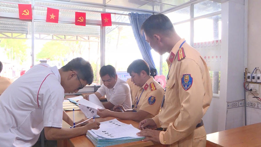 Lực lượng chức năng kiểm tra hồ sơ kỳ thi sát hạch lái xe hạng B, C1 và C tại Trung tâm Đào tạo và Sát hạch lái xe Khang Minh.