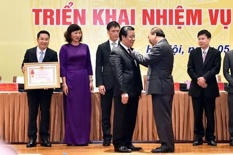 Thủ tướng trao Huân chương Lao động hạng Nhì cho Phó Thống đốc NHNN. (Ảnh: VGP/Nhật Bắc)