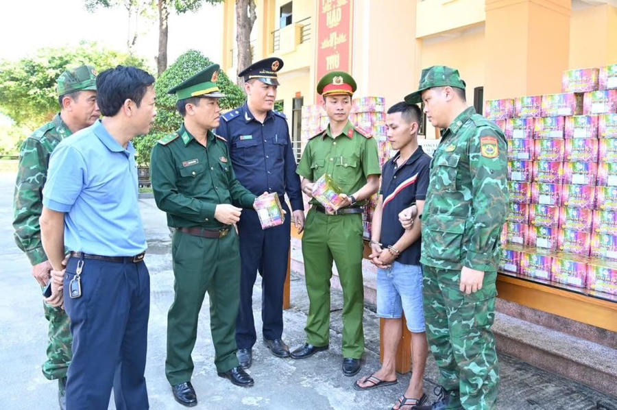 Đối tượng Lê Văn Hưng khai nhận: Mua pháo hoa từ Lào về bán kiếm lời - Ảnh Công an Hà Tĩnh.