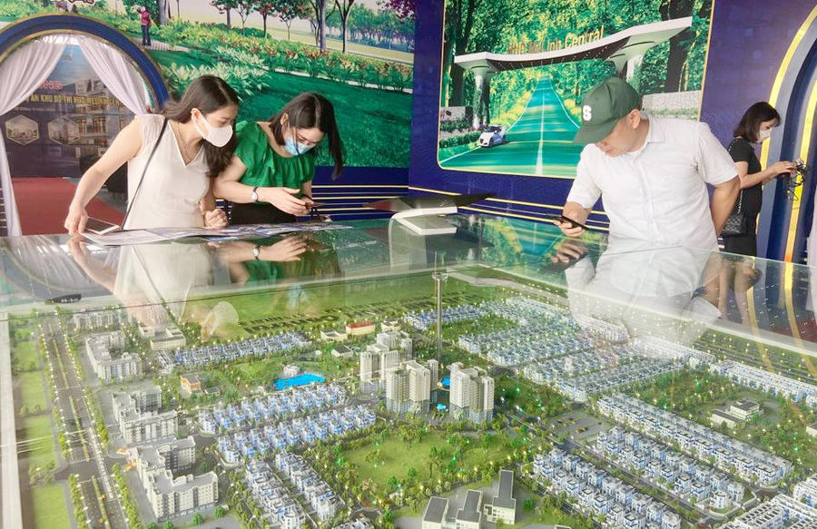 khach-hang-tham-khao-mot-du.