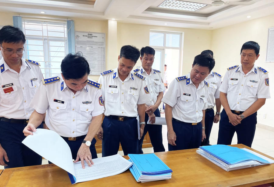 Đoàn công tác kiểm tra hệ thống văn kiện, kế hoạch, hướng dẫn, sổ sách phục vụ công tác huấn luyện