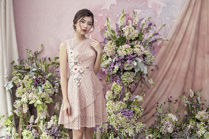 Trước thềm đêm thi quan trọng, Đồng Ánh Quỳnh đã khiến khán giả mê đắm với hình ảnh ngọt ngào, trong veo như thiên thần với loạt váy áo của NTK Amy có tông màu pastel ngọt ngào, chất liệu xuyên thấu mỏng manh, mềm mại.