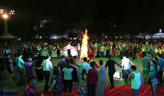 Màn xòe đoàn kết.