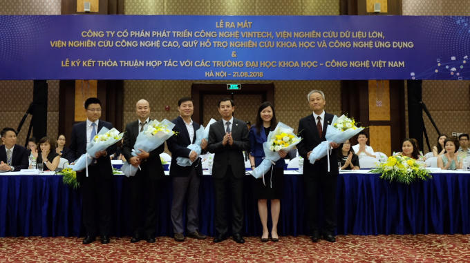 Trong khuôn khổ của Lễ ký kết, Tập đoàn Vingroup đã chính thức ra mắt 4 đơn vị: Công ty Phát triển Công nghệ VinTech, Viện Nghiên cứu Dữ liệu lớn, Viện Nghiên cứu Công nghệ cao và Quỹ Hỗ trợ Nghiên cứu Khoa học – Công nghệ Ứng dụng.