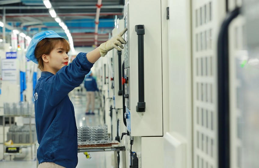 Cán cân thương mại đã trở lại trạng thái xuất siêu. Ảnh công nhân nhà máy Samsung tại Việt Nam trong dây chuyền. Ảnh samsungvn.com