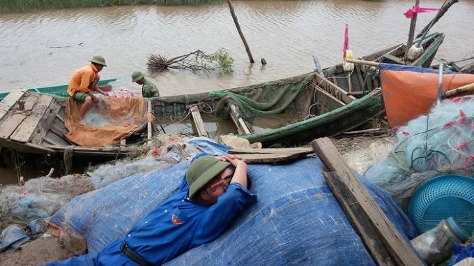Ngư dân xã Nam Hồng (Tiền Hải, Thái Bình) khắc phục hậu quả bão số 1. Ảnh: Ngư dân cung cấp.