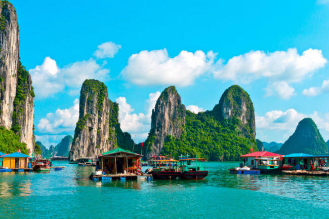 Vịnh Hạ Long, Việt Nam: Du khách có thể đi tàu tham quan làng chài Cửa Vạn nằm giữa các ngọn núi đá vôi trên biển..
