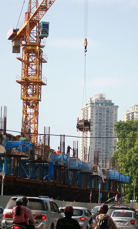 Cẩu tháp trên đường Láng