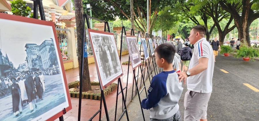 Trưng bày, triển lãm ảnh nghệ thuật về vùng đất Tây Nguyên, văn hóa các dân tộc thiểu số Tây Nguyên, danh lam thắng cảnh của tỉnh diễn ra trên đường phố quảng trường trung tâm thành phố Buôn Ma Thuột