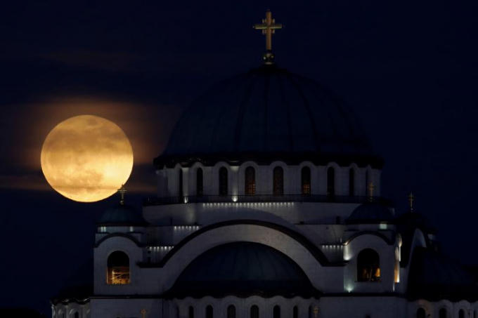 Một trăng tròn đầy phía sau đền thờ St. Sava ở Belgrade, Serbia.