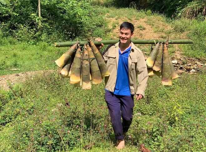 Người dân huyện Con Cuông lên rừng hái măng về chế biến thực phẩm gửi tặng nhân dân TPHCM.