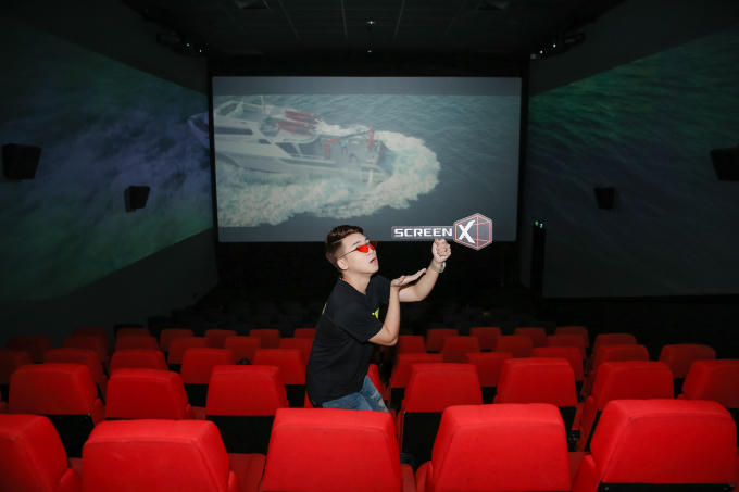 Vui hết sức vì cuối cùng anh trai thân yêu đã chiến thắng được con Megalodon bạo chúa.