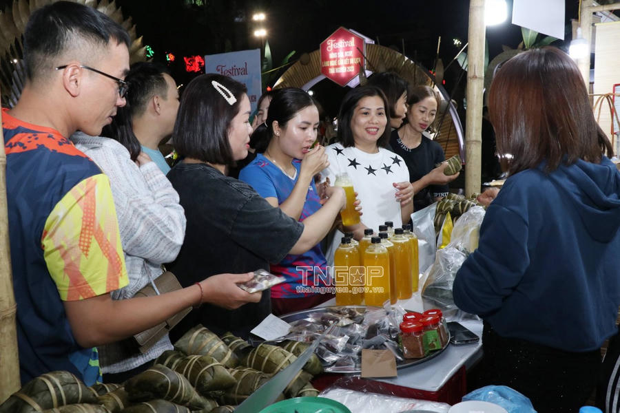 Người dân thăm quan các gian trưng bày giới thiệu sản phẩm OCOP Thái Nguyên.