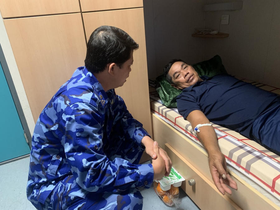 Cán bộ Hải đoàn 32 thăm hỏi ngư dân bị bệnh