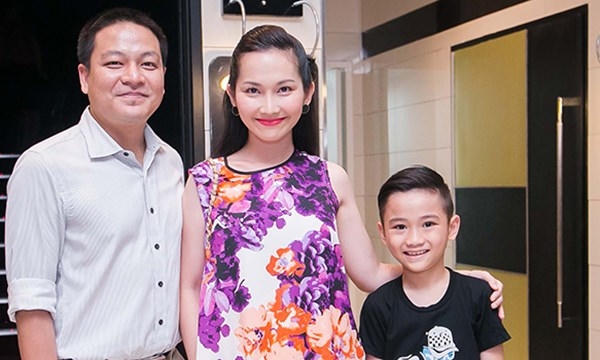 Kim Hiền hạnh phúc với gia đình mới và con trai riêng. Ảnh: internet.