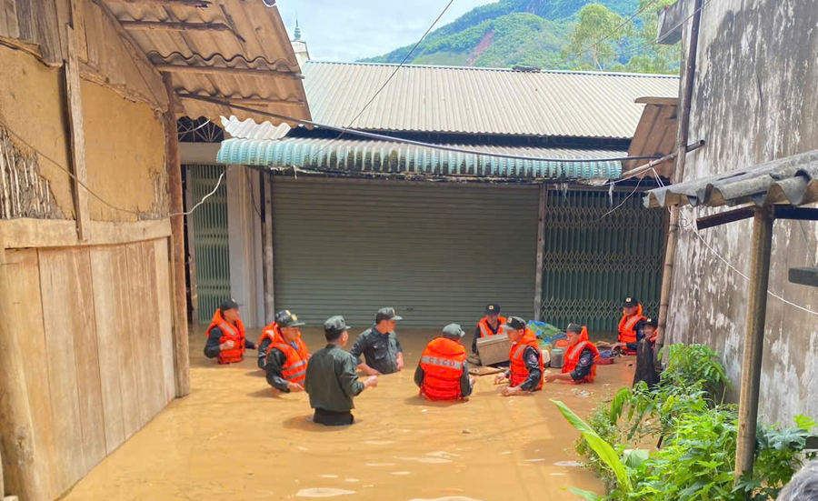 Hằng trăm cán bộ, chiến sỹ Công an tỉnh Sơn La đã được huy động khẩn trương hỗ trợ người dân di dời người và tài sản khỏi vùng lũ đến nơi oan toàn. Ảnh: Công an Sơn La.