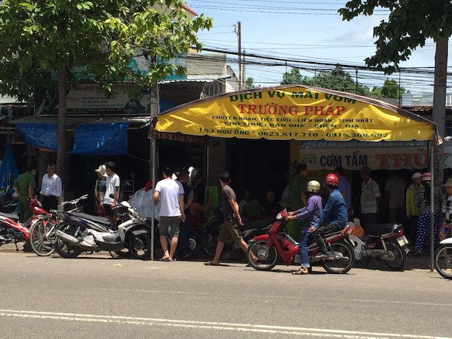 Gia đình làm thủ tục mai táng cho nạn nhân.