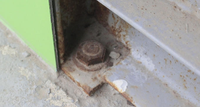 Những con ốc vít đã bắt đầu hoen gỉ