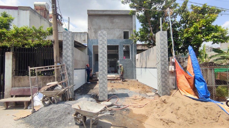 Một căn nhà một trệt, lửng không phép đang xây tại ấp Tân Cang, phường Phước Tân (TP.Biên Hòa), “cò” ra giá 120 triệu đồng để “bao” xây dựng