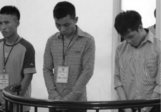 Kiều Văn Tuấn (ngoài cùng bên phải) cùng đồng bọn tại tòa.