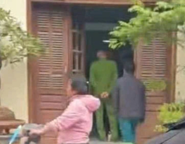 Công an xã Bình Minh có mặt tại ngôi nhà phát hiện hai thi thể điều tra, làm rõ sự việc.