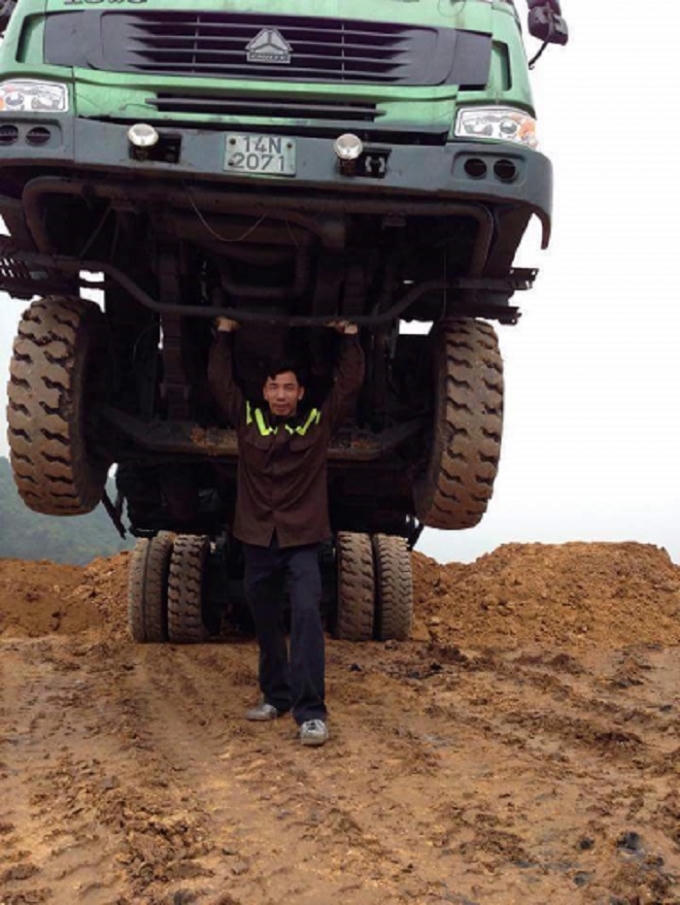 Người đàn ông "nâng" đầu xe tải.