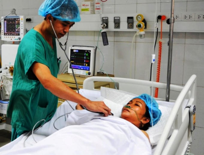 Thạc sỹ Trần Minh Long - Trưởng khoa Hồi sức Ngoại khoa thăm khám hậu phẫu sản phụ Hương.