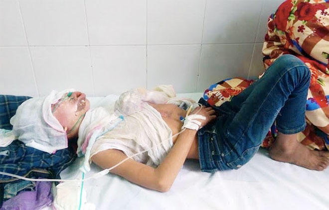 Nạn nhân đang điều trị tại Trung tâm y tế huyện Hải Hà (Ảnh Thanh Trường, Trung tâm TT &amp; VH Hải Hà).