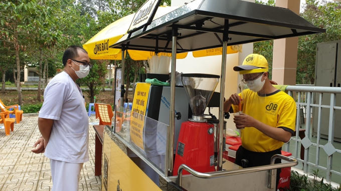 Bác sĩ Huỳnh Hồng Phát dành nhiều lời khen cho cà phê Ông Bầu.