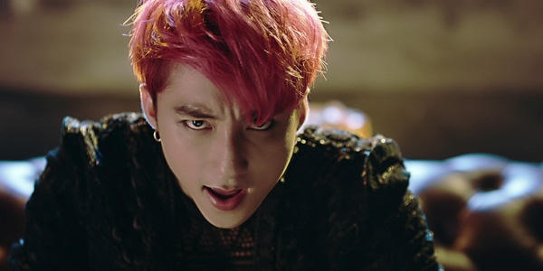 Sơn Tùng cực ngầu trong MV Buông đôi tay nhau ra.